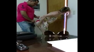 Bionda messa quattro zampe scopata anale sulla schiena