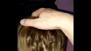 Ragazzo biondo ripreso dalla telecamera mentre succhia