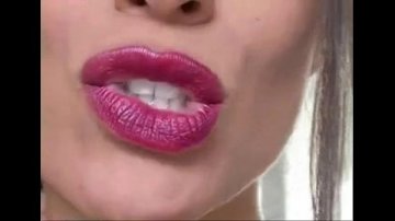 bionda sensuale emette gemiti piacere dall'orgasmo