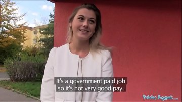 Un'adolescente grandi tette viene scopata selvaggiamente macchina