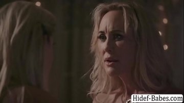 Milf bionda scopata selvaggiamente divano